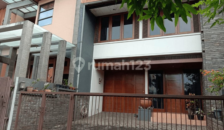 Rumah Lux Classic di Komplek Setraduta Bandung