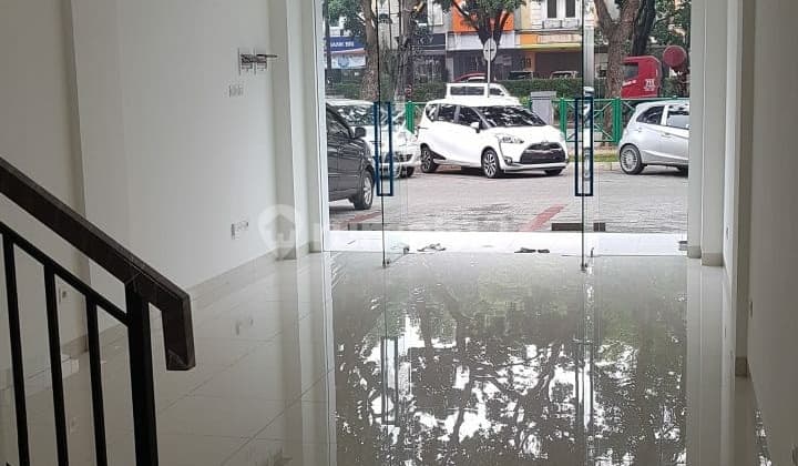 Ruko 3 Lantai di Pasar Modern BSD Strategis Hadap Jalan Raya