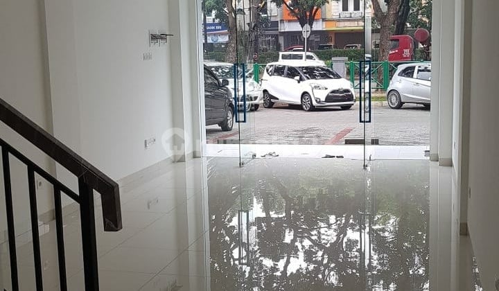 Ruko 3 Lantai di Pasar Modern BSD Strategis Hadap Jalan Raya