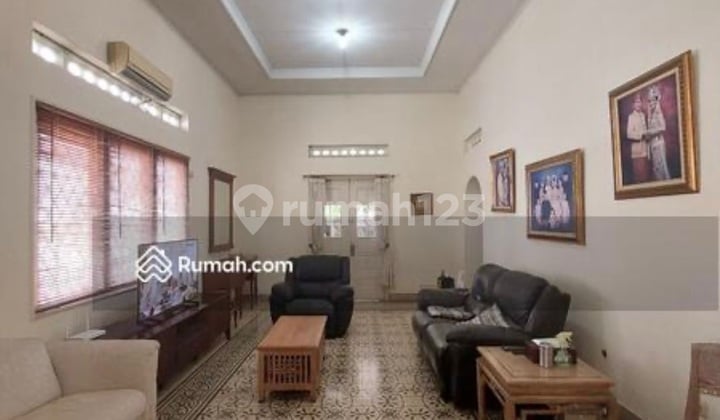 Dijual Rumah Terawat dan Luas di Menteng Jakarta Pusat
