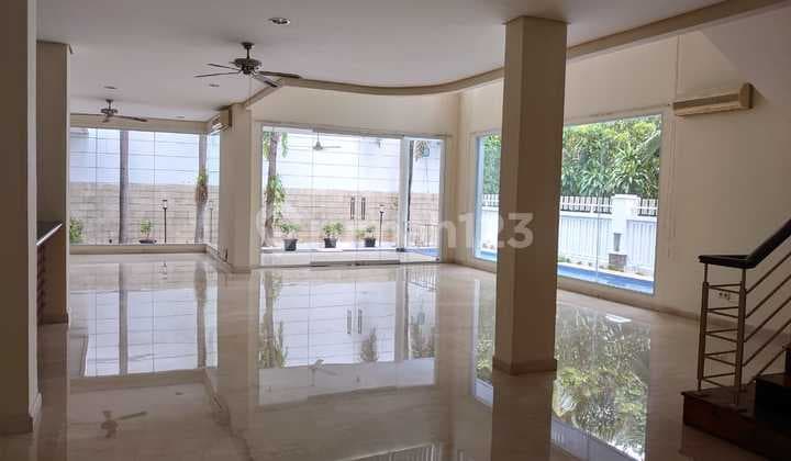 Disewakan Rumah 3 Lantai + Kolam Renang di Pondok Indah
