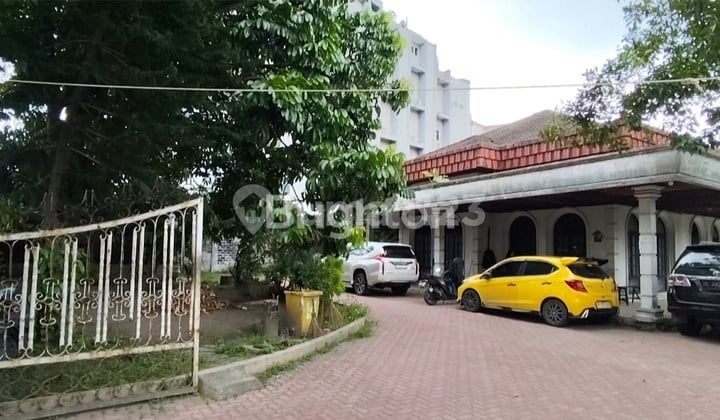 Rumah Halaman Parkir Sangat Luas di Pusat Kota Medan ,