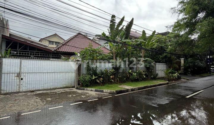 Dijual Rumah Tua Layak Huni. Lokasi di Jalan Sumenep, Menteng, Jakarta Pusat.