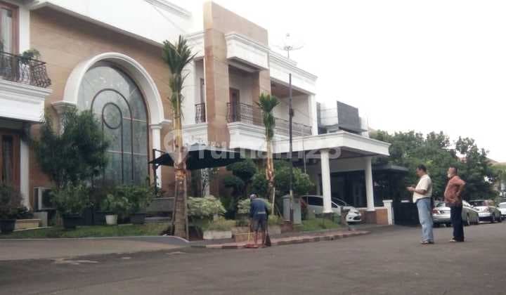 House for sale with 11 bedrooms in Pesanggrahan, Jakarta