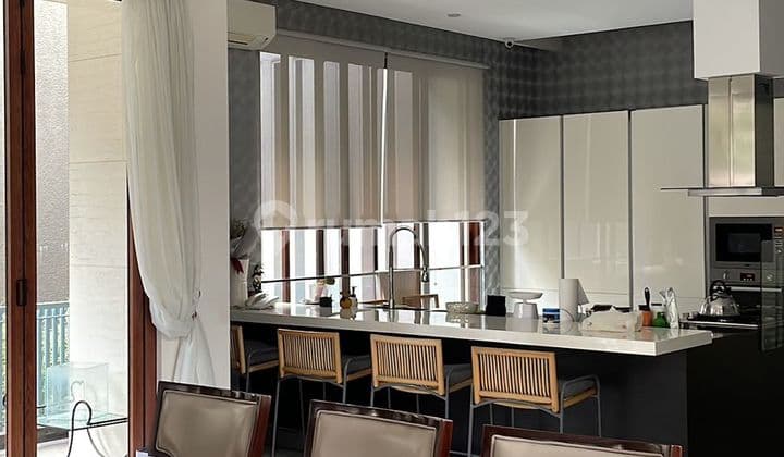 Rumah siap pakai rapi dengan pool di daerah jakarta selatan