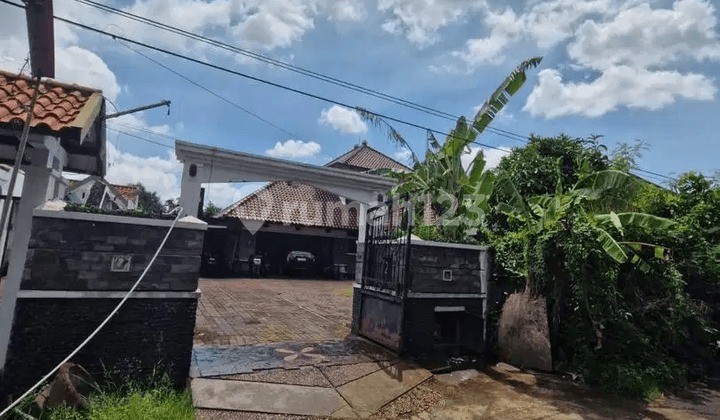 Well-Maintained Jemursari Hook Property Suitable for Office, Strategic Location Near Margorejo and Raya A Yani