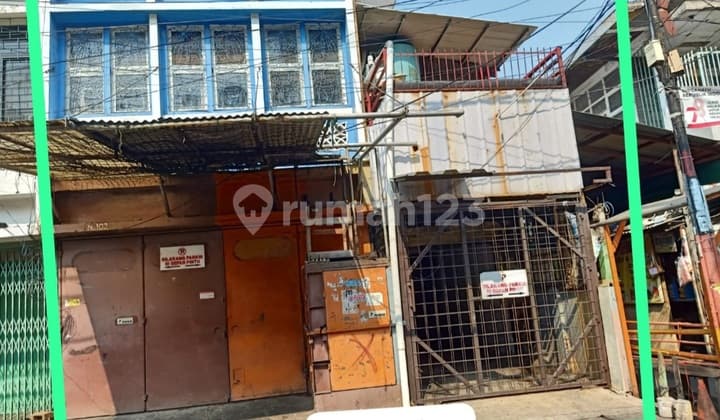2.5-Story Shophouse in the Center of Asem Reges Spare Parts District