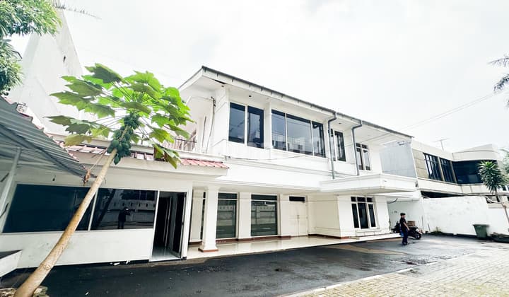 House for rent suitable for commercial use in kebayoran Baru, south jakarta.