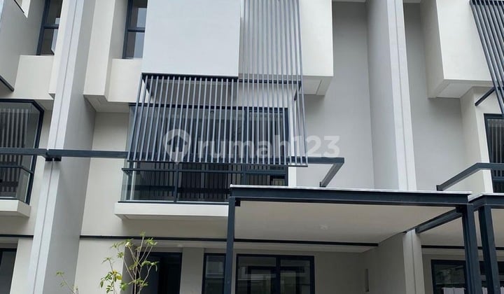 Dijual Rumah Siap Huni 3,5 Lantai di Tabebuya BSD