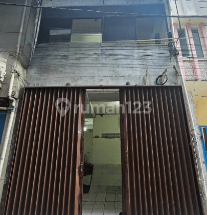 RUMAH JELAMBAR DI JAKARTA BARAT