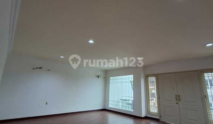 DIJUAL RUMAH 3 LANTAI DI GREEN GARDEN
