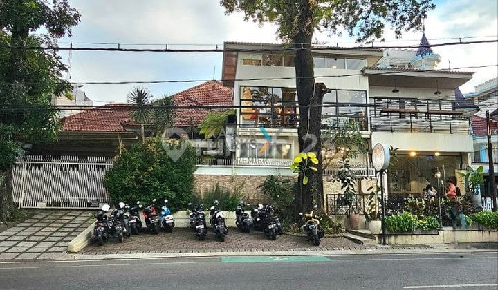 Luxury Tropical Modern House on Jl. Pahlawan Trip Axis, Klojen, Malang City