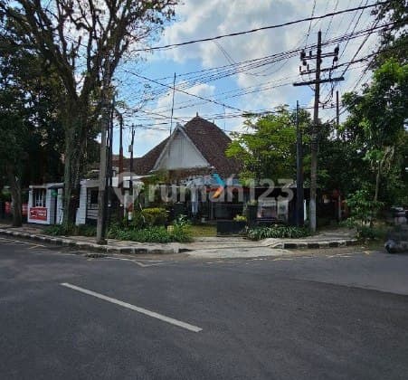 Classic Colonial House, Dutch Building on Gunung-gunung Street, Klojen Malang