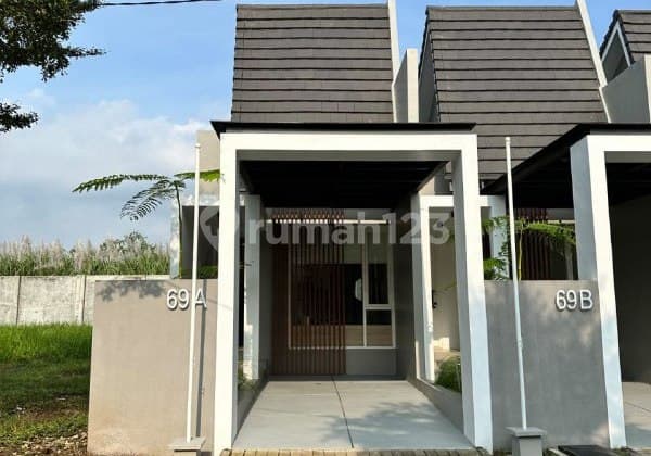 Rumah Modern dengan Inner Courtyard di Araya, Malang