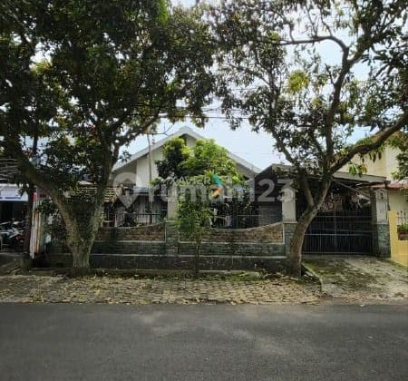 Rumah di Poros Jalan Danau Maninjau, Sawojajar Malang