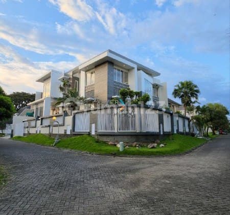 Luxury Hook House on Boulevard Permata Jingga, Lowokwaru Malang