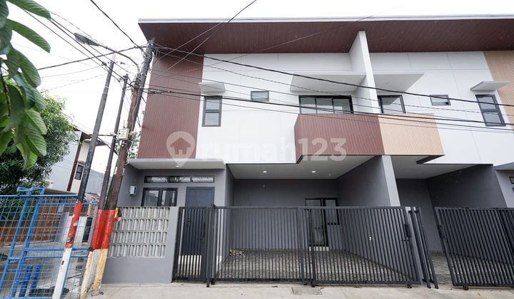 Rumah 15 Menit ke Summarecon Mall Bekasi Luas SHM Dibantu KPR J-41643