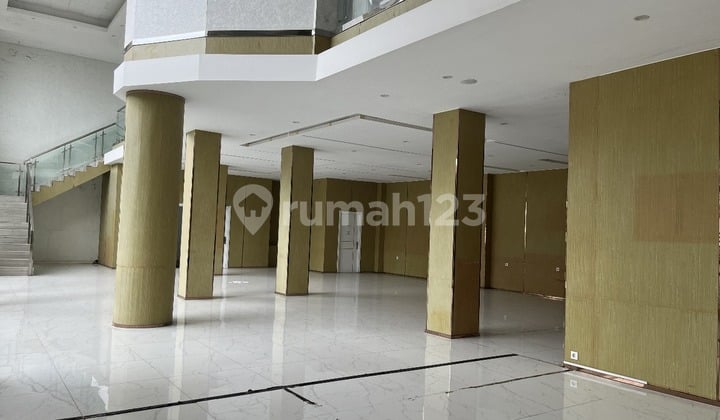 Disewakan Gedung / Showroom Raya Kelapa Dua Tangerang