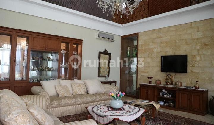 Rumah mewah dengan Kolam renang siap huni di Lebak bulus