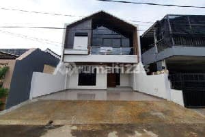 Rumah mewah baru dalam cluster di Graha Raya