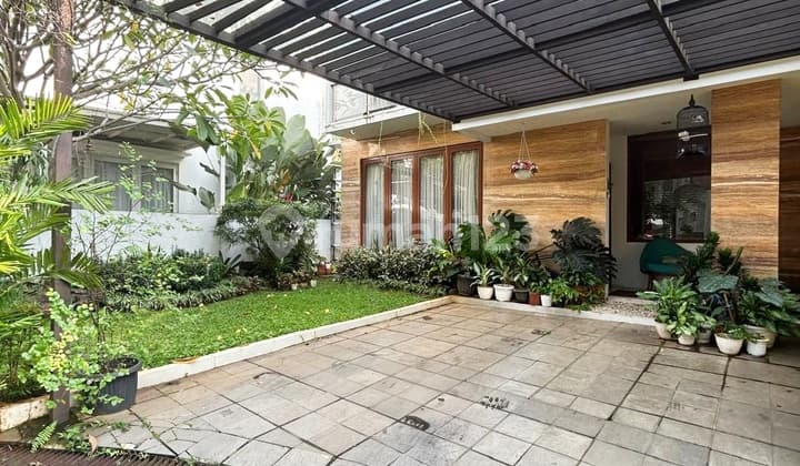 Dijual Cepat Rumah Siap Huni Di Jakarta Selatan. Dalam Private Townhouse Yang Sangat Nyaman Dan Asri Dan Berada Di Lokasi Strategis Dekat Pintu Tol. Bagus