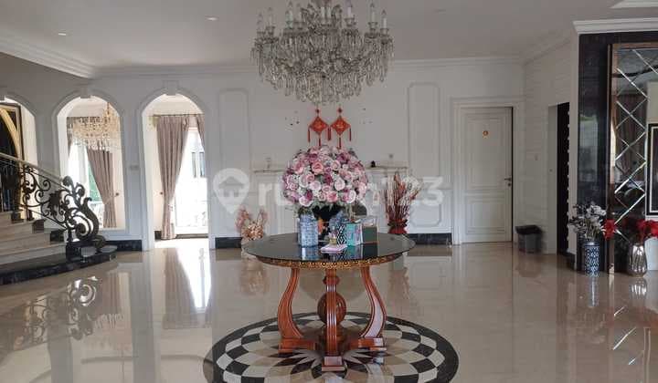 Rumah Posisi Hoek di Pantai Indah Kapuk Bergaya Klasik