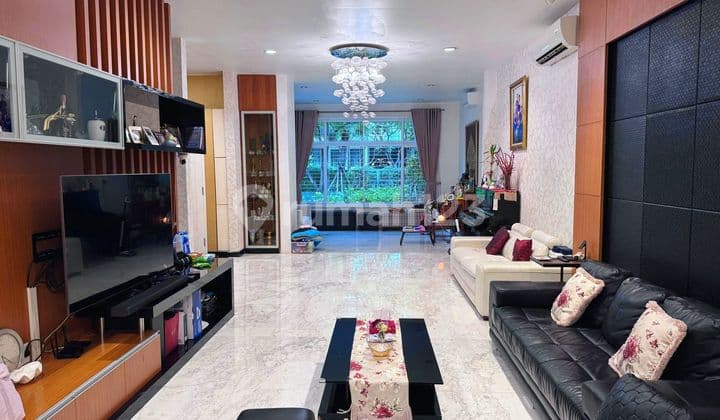 A Luxurious Town House Springhill Golf Residence, Kemayoran