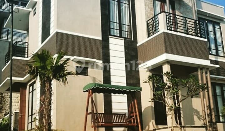 Dijual Villa Rumah 2 Lantai Furnished di Villa Kusuma Pinus, Batu