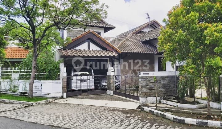 Dijual Rumah Kos dengan Rumah Tinggal 1,5 Lantai Bagus Terawat di Jemursari
