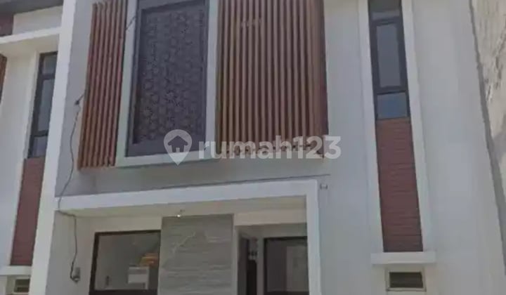 Dijual Rumah Bagus 2 Lantai Siap Huni di Royal Paka Residence