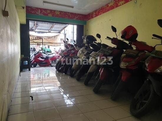 Kantin Dan Parkiran Motor Selangkah Dari Stasiun Bekasi