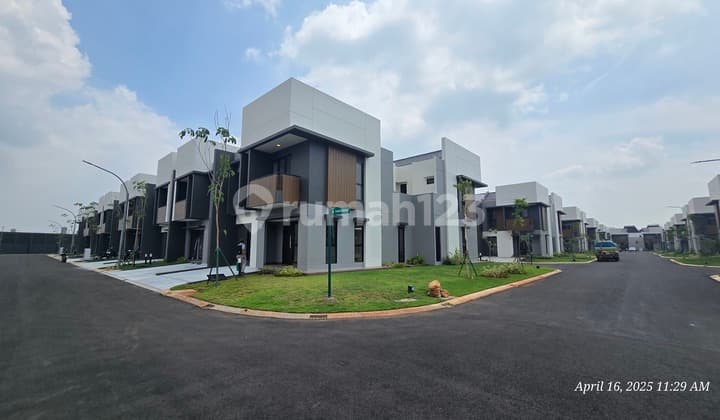 Rumah Selangkah Dari Club House Di Regia, Summarecon Crown Gading
