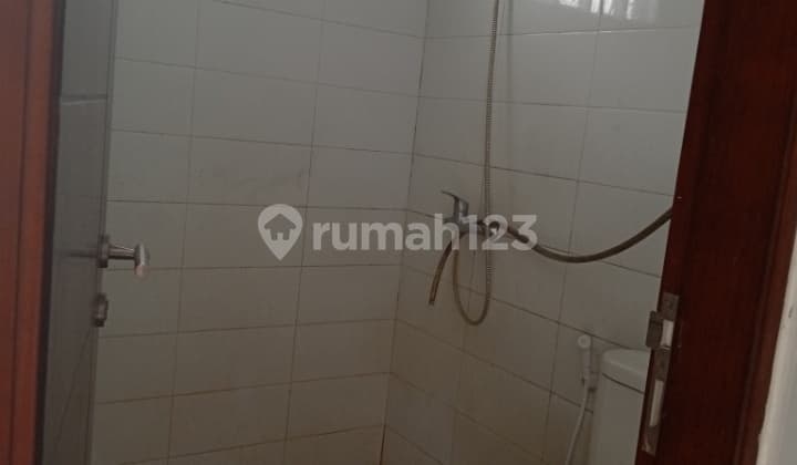 Ruko Minimalis di Kompleks Holis Regency Commercial Area Bandung.