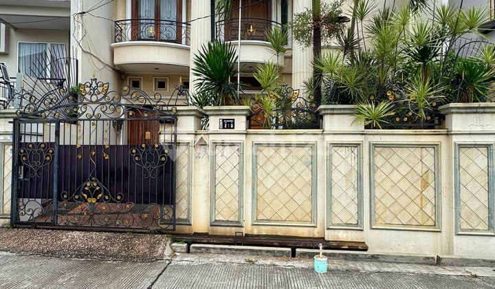 Luxury Furnished 2-Story House in Sunrise Garden, Kedoya, West Jakarta