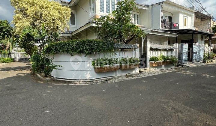 Rumah Hoek Cluster Sunrise Garden Dekat Taman Ratu Jakarta Barat
