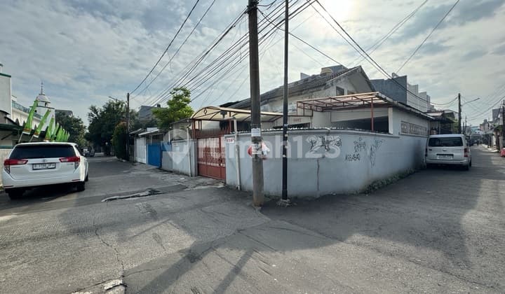 Rumah 1.5 Lantai Semi Furnish Komplek Taman Ratu Jakarta Barat