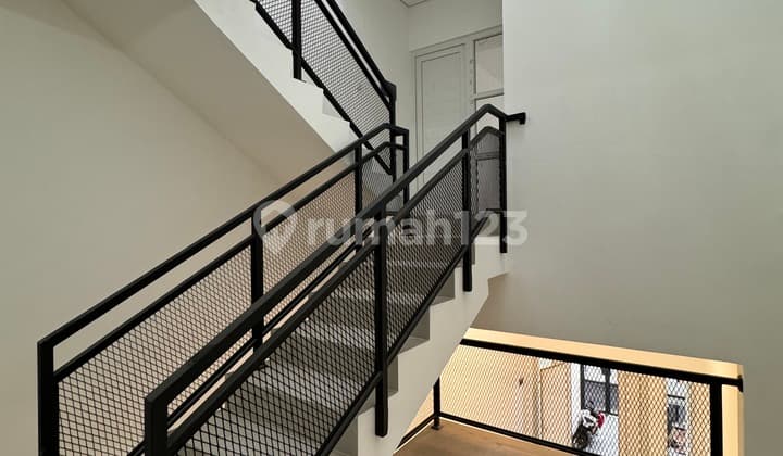 Rumah Baru 3.5 Lantai Strategis Grogol Jakarta Barat