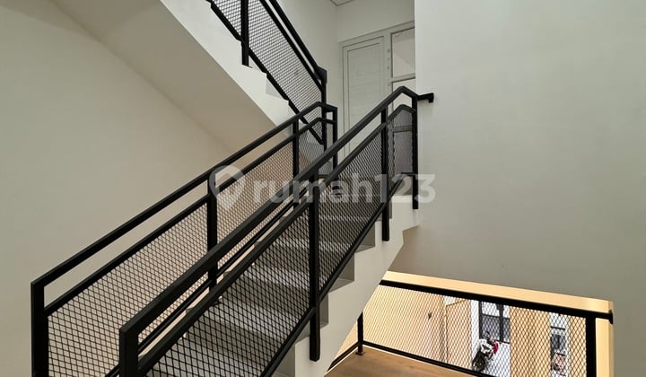 Rumah Baru 3.5 Lantai Strategis Grogol Jakarta Barat