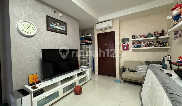 Fully Furnished 2-Bedroom Apartment with Pool View in Tanjung Duren, West Jakarta