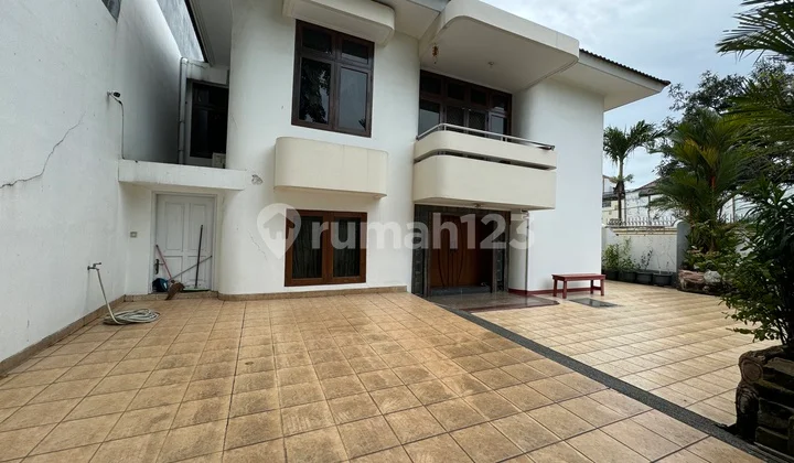 Rumah Hoek Kokoh 2 Lantai Jalan Boulevard Taman Ratu Jakarta Barat