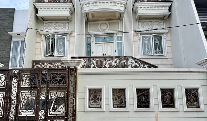 Tinggal Bawa Koper! Rumah Iconic 10X20 Eropean Style Taman Palem Lestari Jakarta Barat