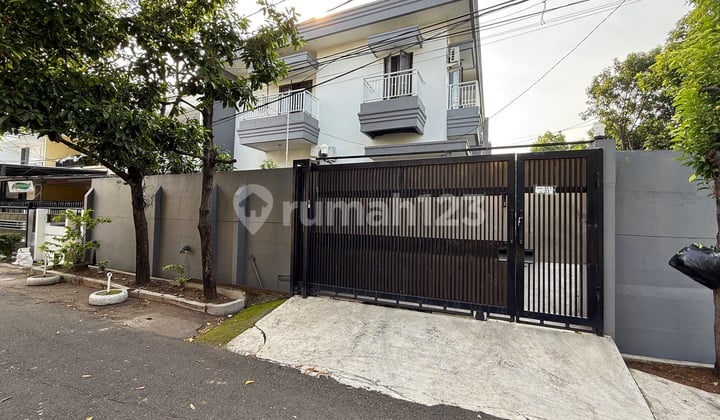 Rumah Hoek 2 Lt Strategis Blok Favorite Taman Ratu Jakarta Barat