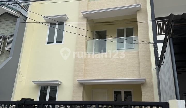 Rumah Baru 7X17.5 Taman Ratu Row 2Mobil Hadap Selatan Jakarta Barat