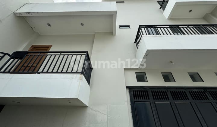 Rumah Mewah Baru 3 Lantai Strategis Green Ville Tahap 4 Jakarta Barat