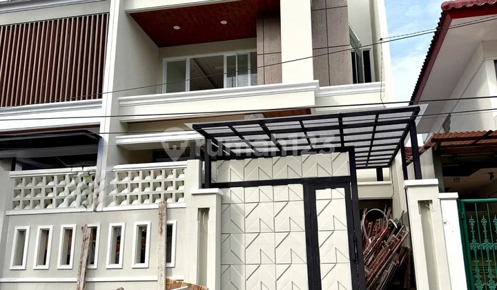 Rumah Mewah 3.5Lt dengan Lift Strategis Puri Indah Jakarta Barat