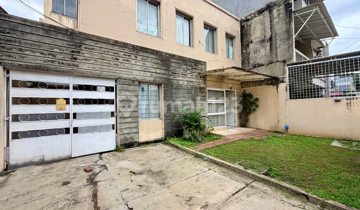 This property is suitable for business, located on a main road in Tanjung Duren, West Jakarta.