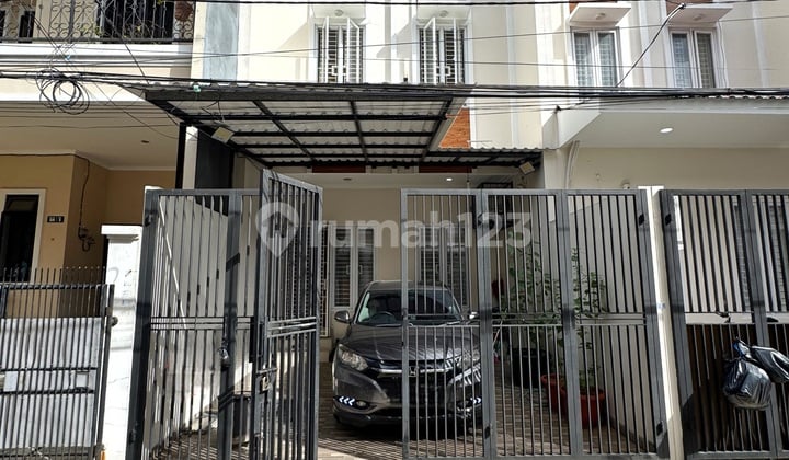 Rumah 3 Lantai Furnish Lebar Jalan 2mobil Cluster Taman Ratu Jakarta Barat