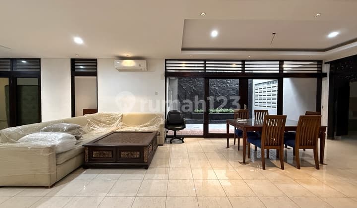 Rumah Luas 15x20 Lapang Strategis Sunrise Garden Jakarta Barat