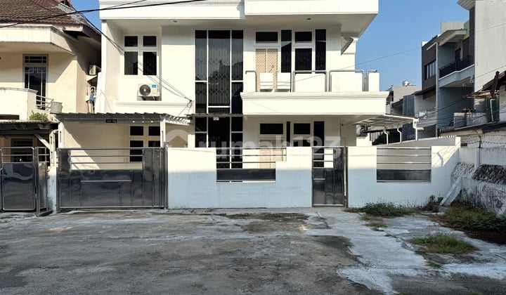 Rumah Semi Furnish 2 Lantai Hadap Timur Row Jalan Paling Besar Green Ville Jakarta Barat