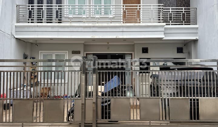 Modern 2.5 Story House Row 2 Cars Garden Queen West Jakarta